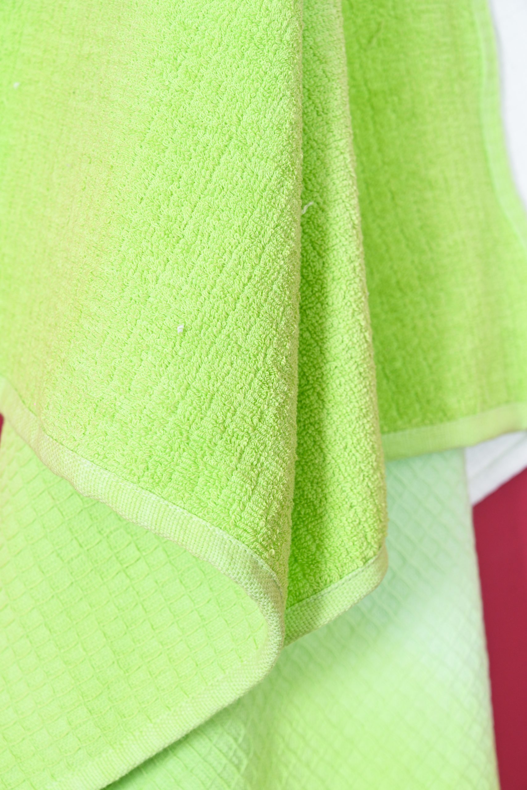 Green rainbow grove printed adult bath towel - Image 2